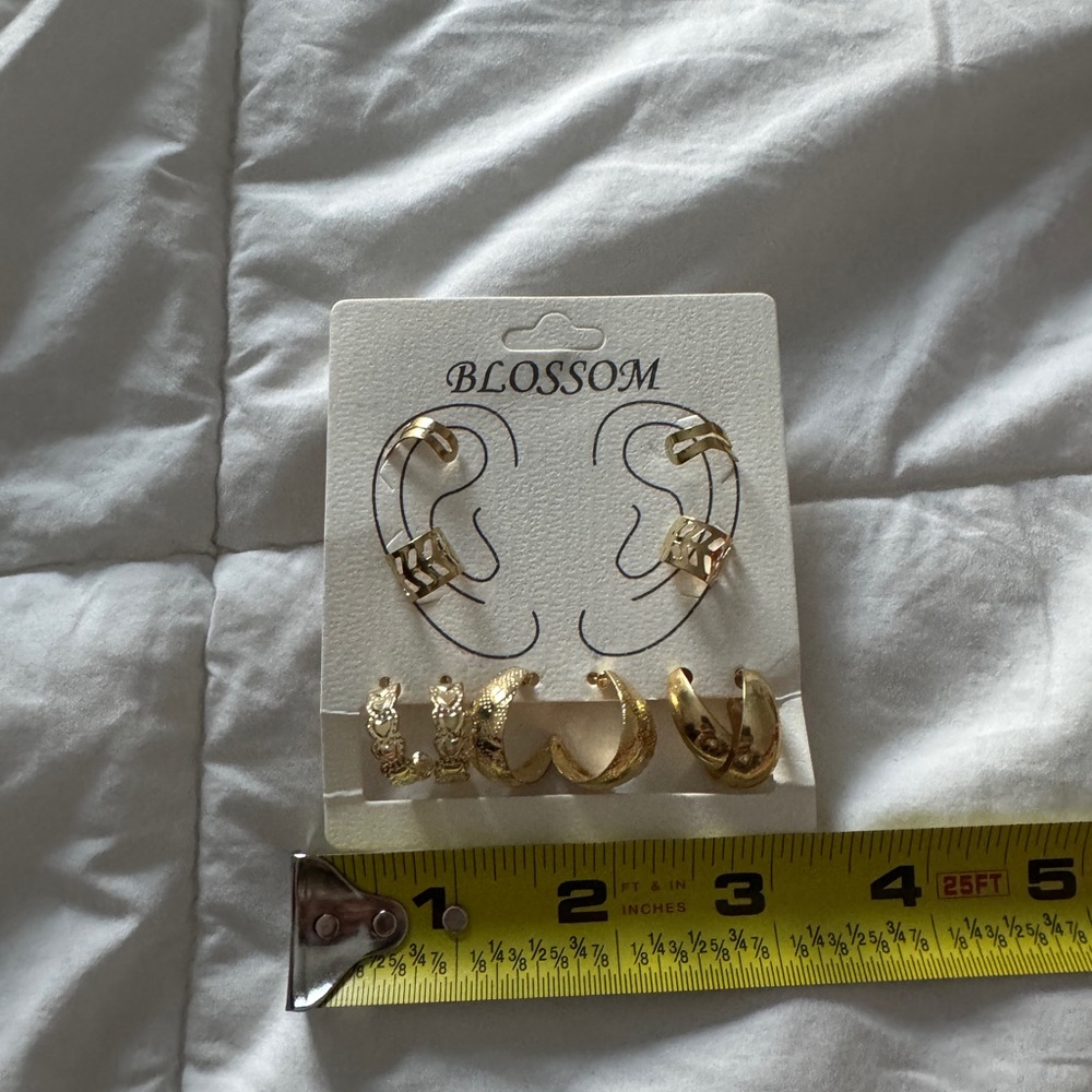 Source Unknown Gold Earring Collection - Picture 4 of 7